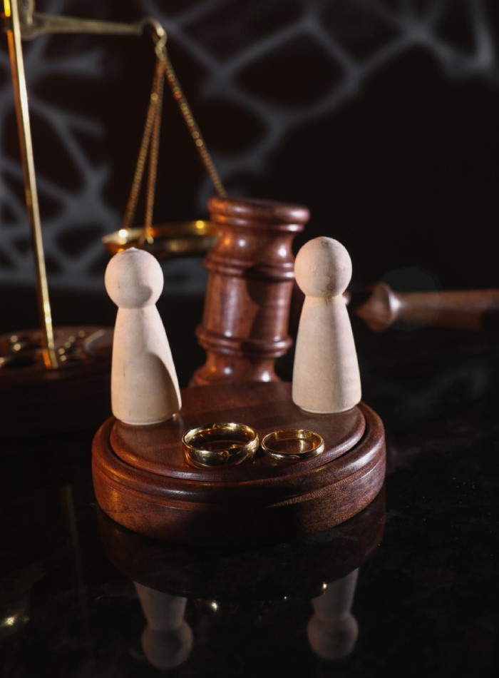 Scène symbolique représentant l’intervention d’un Avocat divorce dans le partage du patrimoine et la séparation du couple