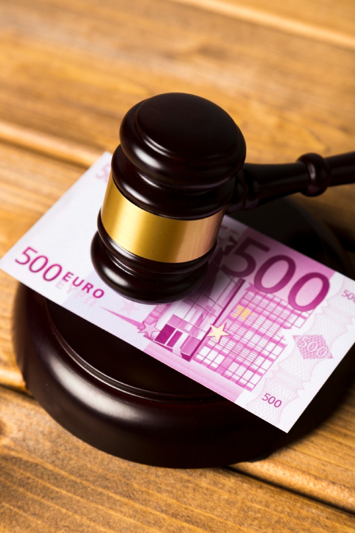 Maillet de juge posé sur un billet illustrant les décisions judiciaires en matière de pension alimentaire