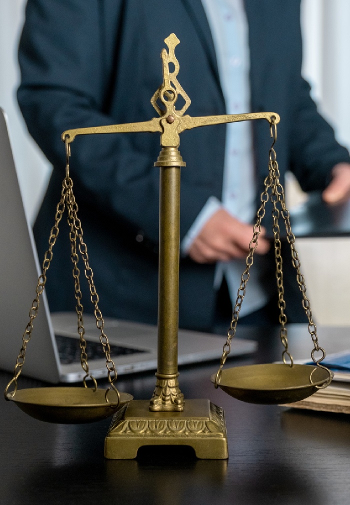 Balance symbolisant la gestion juridique d’une succession indivision dans le cadre d’un partage complexe