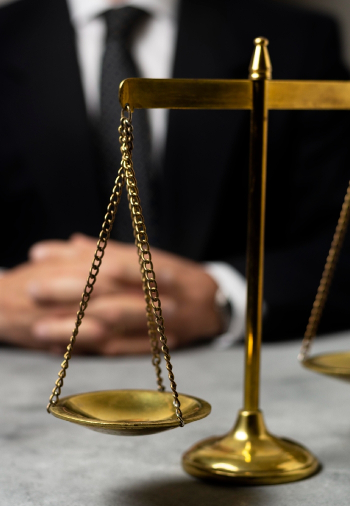 Balance de justice illustrant les décisions liées à une succession indivision et au partage entre héritiers